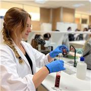 Profesora especializada en biología para dar clases de manera online